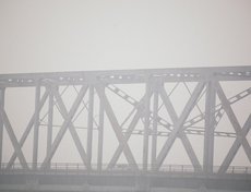 Автомобильный мост в Усть-Куте почти спрятался в дыму.