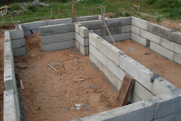 Фундамент из блоков ФБС. Фото с сайта construction-pictures.starpix.ru