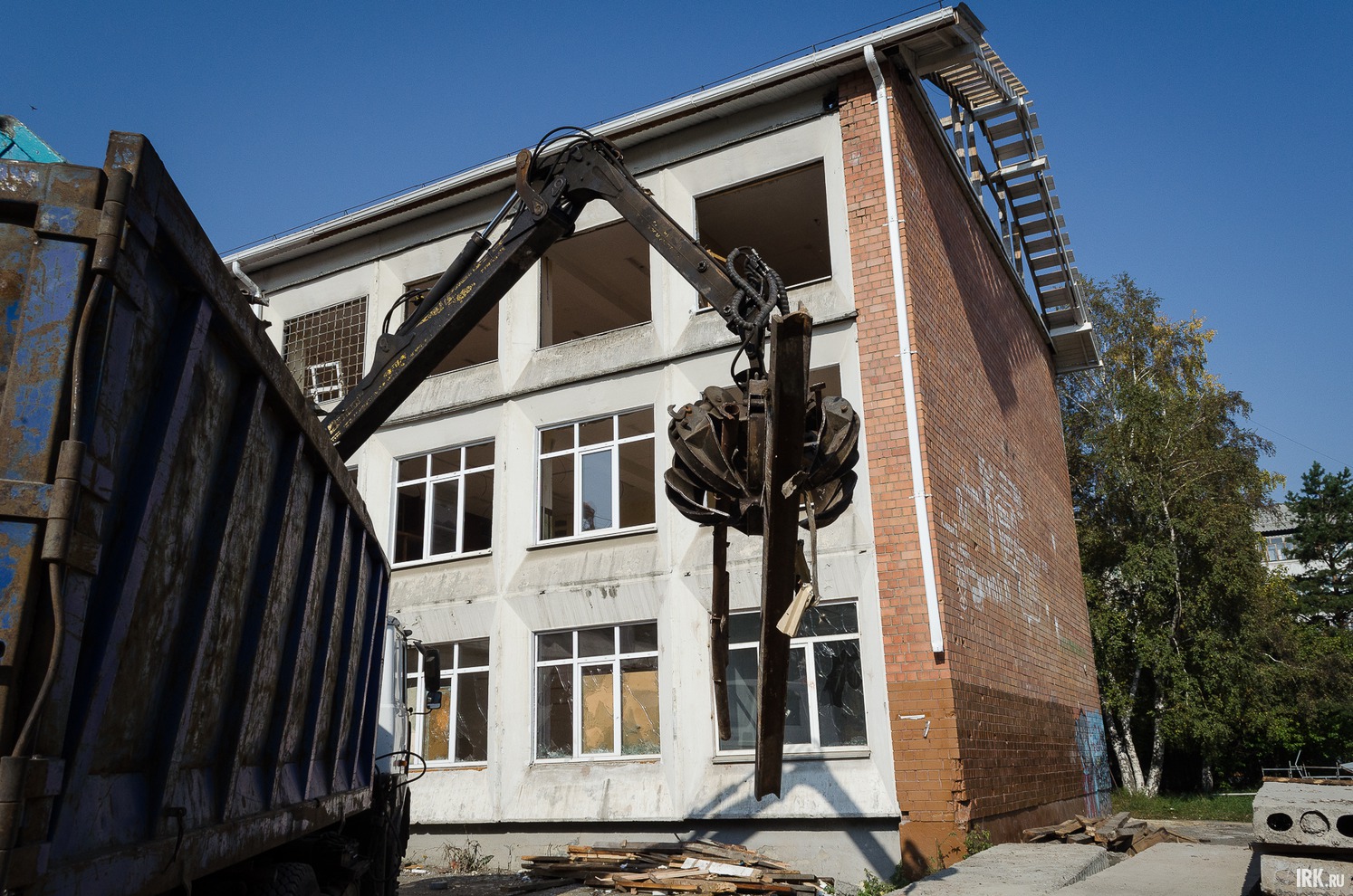 Общая площадь школы, включая все этажи, 9000 квадратных метров.