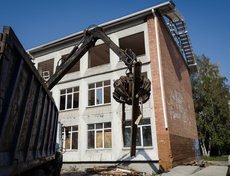 Общая площадь школы, включая все этажи, 9000 квадратных метров.