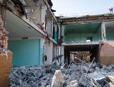 Ежедневно 3-4 машины вывозят 400-600 кубических метров строительного мусора.