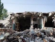 В будние дни специалисты работают с 9 до 19, в выходные дни с 9 до 18. «Особо стараемся не греметь, в выходные дни я по максимуму запрещаю греметь. Тоже понимаем, что жилые дома рядом», — рассказал представитель подрядчика.