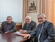 За разработку региональных энергетических стратегий и программ, их внедрение на территории страны сотрудники Института систем энергетики СО РАН стали лауреатами правительственной премии.  На фото: лауреаты премии.