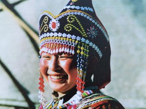 Девушка в монгольском костюме. Фото предоставлено ИОХМ «Усадьба Сукачева»