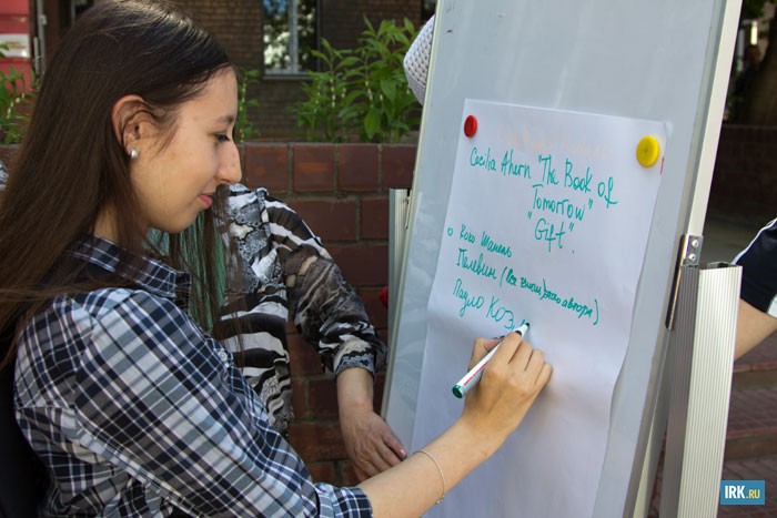 В рамках акции прохожие писали названия своих любимых книг на стенде, рекомендуя их к прочтению всем