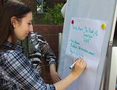 В рамках акции прохожие писали названия своих любимых книг на стенде, рекомендуя их к прочтению всем