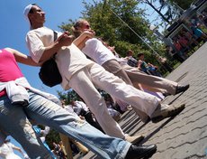 Прохожих приглашали разучить несколько несложных па