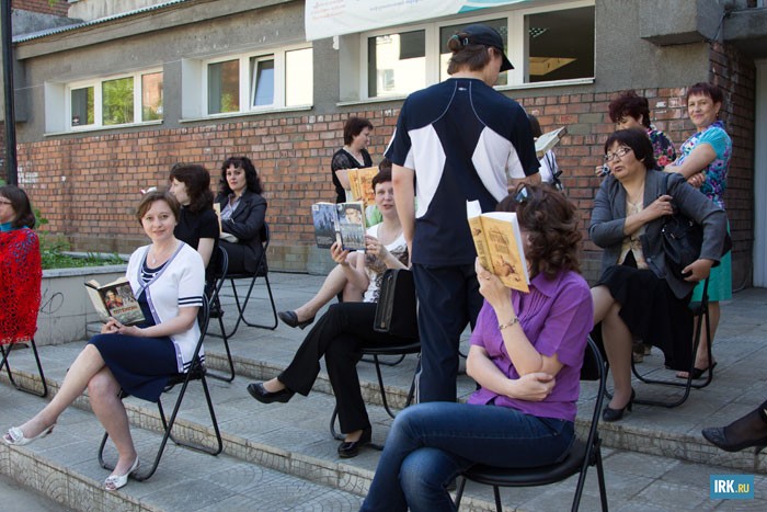 В рамках акции был организован флешмоб «Читающие люди». На крыльце библиотеки сидели люди и читали книги, привлекая тем самым внимание к своему занятию. А затем дарили эти книги проходящим мимо