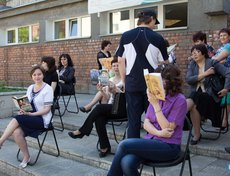 В рамках акции был организован флешмоб «Читающие люди». На крыльце библиотеки сидели люди и читали книги, привлекая тем самым внимание к своему занятию. А затем дарили эти книги проходящим мимо