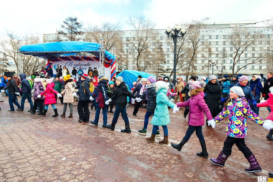 Народный хоровод вокруг фонтана в сквере Кирова