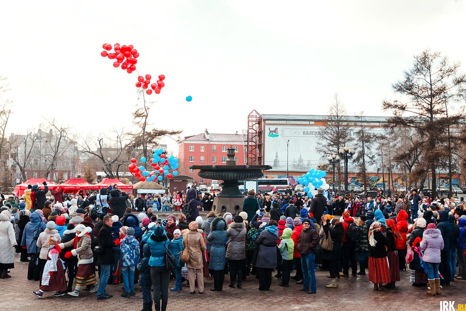 После хоровода в небо выпустили шары цветов российского флага