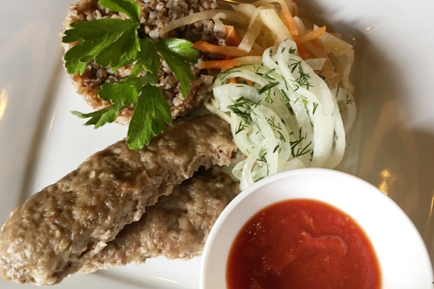 Консистенцией кебаб больше напоминал сосиску