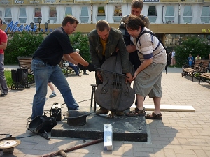 Установка скульптуры. Фото IRK.ru