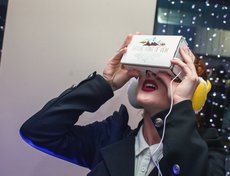 Гостям предложили погрузиться в виртуальную реальность.