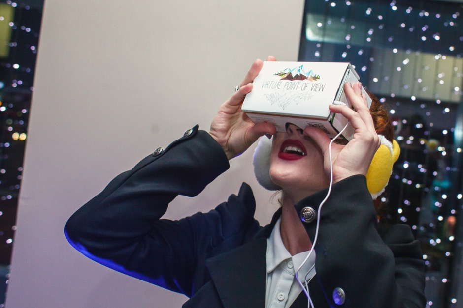 Гостям предложили погрузиться в виртуальную реальность.