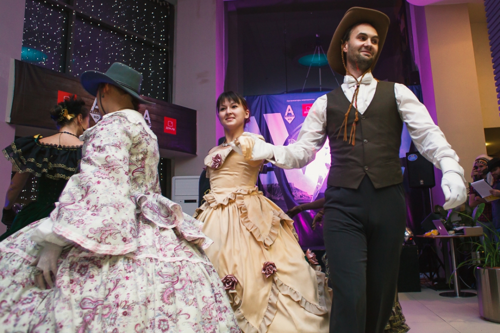 На празднике прошёл мастер-класс по старинным танцам.