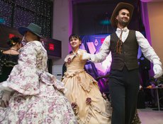 На празднике прошёл мастер-класс по старинным танцам.