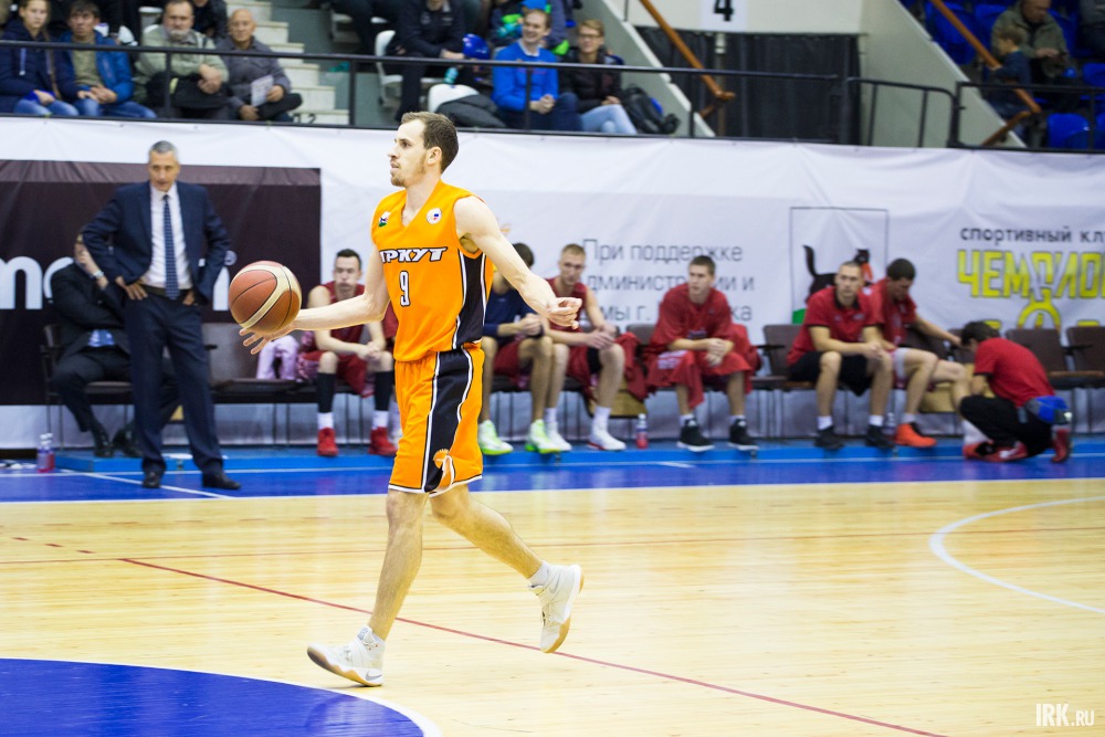 Однако после тайм-аута ситуация на площадке кардинально не поменялась — счёт 18:11 к исходу четверти матча.