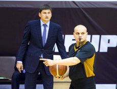 После счета 10:2 в пользу «оранжевых» главный тренер МБА был вынужден взять тайм-аут.