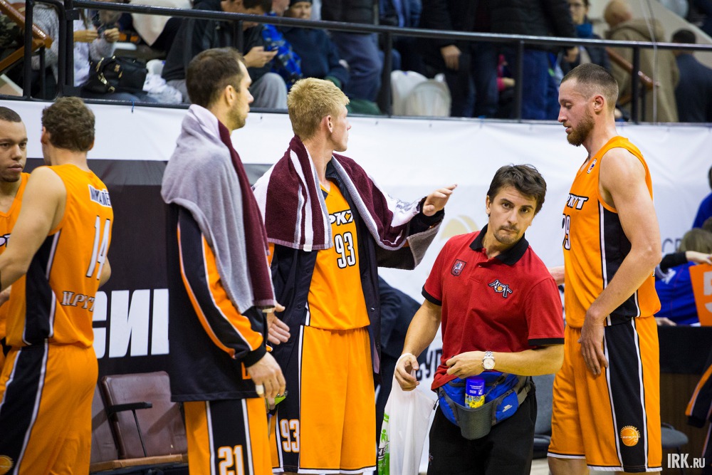 Пришло время собирать команду на «планерку» тренерскому штабу «Иркута», что принесло результат. Атаки Александра Захарова, Глеба Герасименко и Егора Муравьева баскетболисты Москвы оставили без ответа.