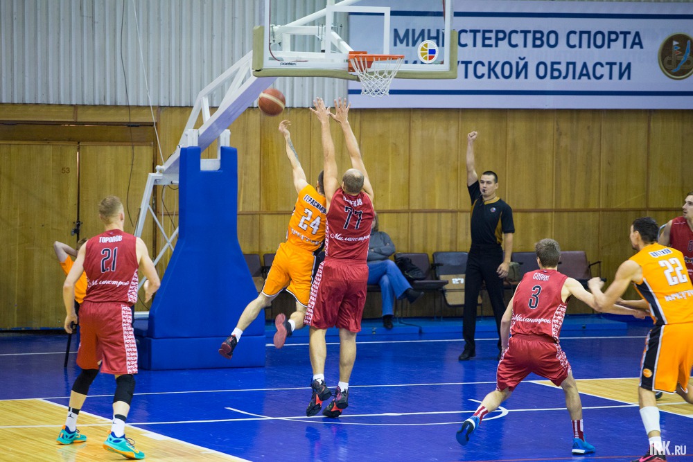 В третьем периоде сценарий игры поменялся. «Одеяло» на себя перетянули гости, в составе которых выделялся нападающий Сергей Торопов.