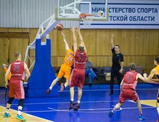 В третьем периоде сценарий игры поменялся. «Одеяло» на себя перетянули гости, в составе которых выделялся нападающий Сергей Торопов.