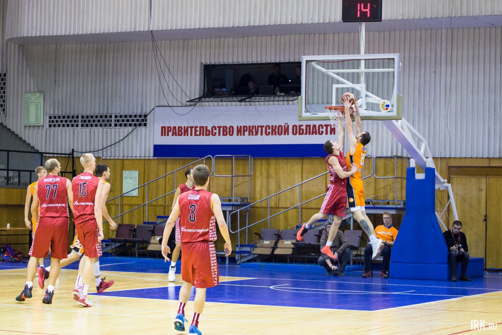 Однако баскетболисты «Иркута» сумели собраться и показать ту игру, которую от них ждали болельщики, в этот вечер заполнившие трибуны дворца спорта «Труд» почти до отказа.