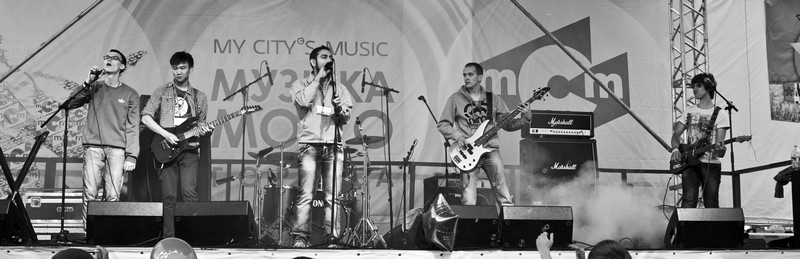 На сцене группа «Пятый океан»