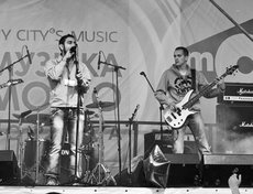 На сцене группа «Пятый океан»