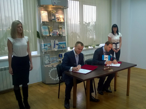 Подписание соглашения. Фото IRK.ru