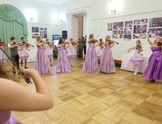 В фойе гостей встречал скрипичный ансамбль