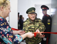 Кадет Владислав Ок и директор кадетского корпуса Михаил Ворожцов