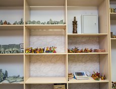 Стеллаж с работами воспитанников детской художественной школы № 1