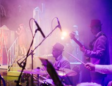 В спектакле принимает участие ансамбль «Доктор Джаз».