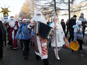 Марш Дедов Морозов и Снегурочек. Фото с сайта angarsk-goradm.ru