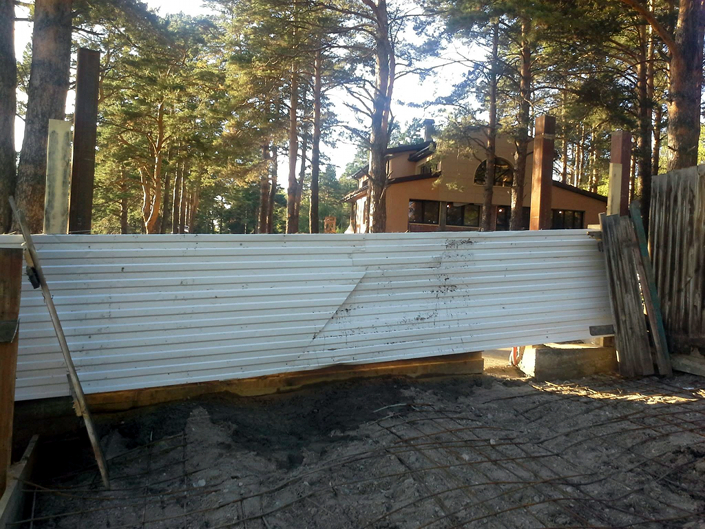9 августа строители, разломав деревянное ограждение, вышли на территорию Ботанического сада ИГУ