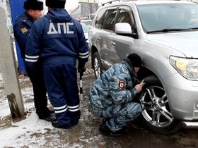 Полицейские осматривают машину. Фото пресс-службы ГУ МВД России по Иркутской облас
