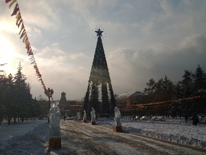 Установка елки. Фото IRK.ru