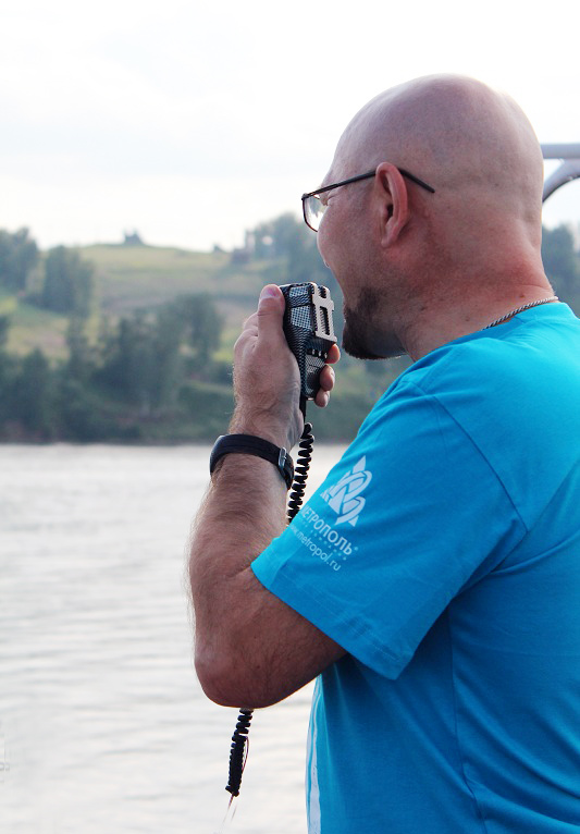 Главный судья соревнований Олег Федоров отдает команду старта