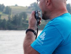 Главный судья соревнований Олег Федоров отдает команду старта