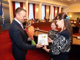 Сергей Ерощенко награждает победителей. Фото пресс-службы правительства Иркутской области