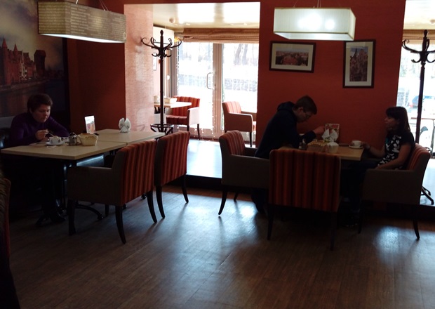 Спросите меня про любую кофейню в городе – и я назову образ, характерный только для этого места. Но что вспомнить о «Шоколаднице»? О, детский уголок я бы назвала. Но он тоже как-то скучно выглядит.