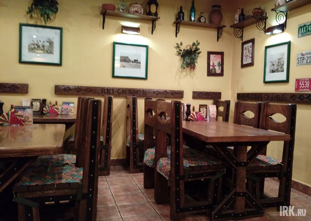 Уютнее, ярче и наряднее, по телевизору шел фильм «Бандитки» без звука, а из динамиков раздавалась бодрящие треки группы «Гориллас».