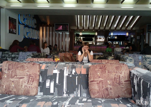 Никогда не видела ни одно из них пустующим, хотя с момента их появления периодически слышу жалобы на обслуживание, кухню и слишком низкие столики.