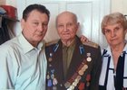 Ветеран с родственниками. Фото с сайта www.38.mvd.ru