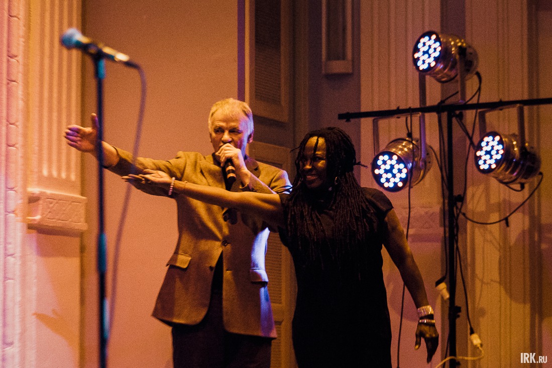 Ведущий концерта Василий Кучеренко и Паулетт МакУильямс