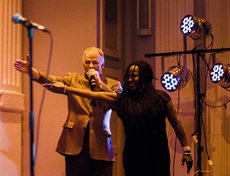 Ведущий концерта Василий Кучеренко и Паулетт МакУильямс