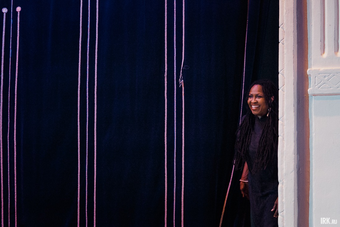 В ожидании выхода на сцену