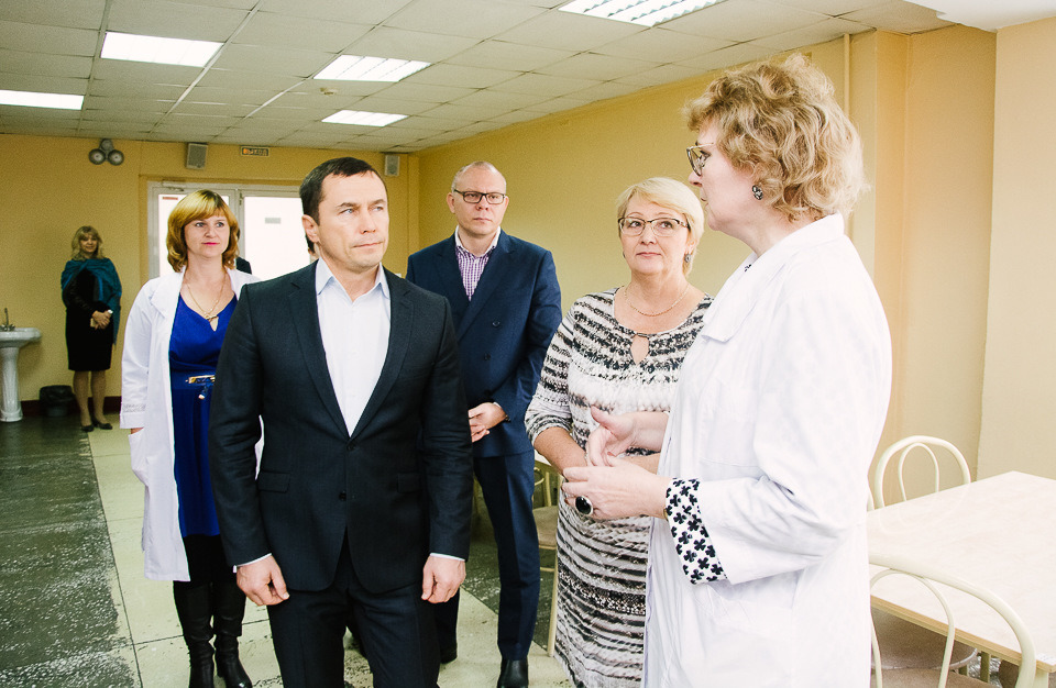 Дмитрий Бердников в столовой