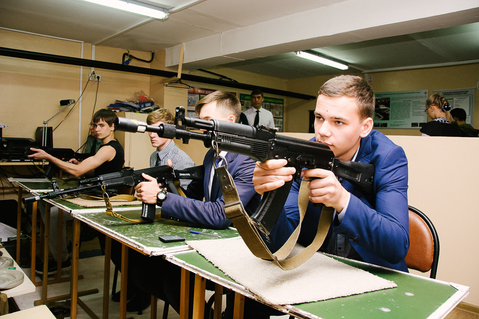Школьники в стрелковом тире